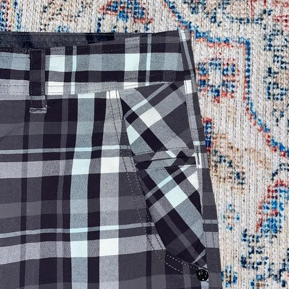 Lululemon Men’s Kahuna Gray Plaid Shorts SZ 36 EUC - Picture 2 of 3